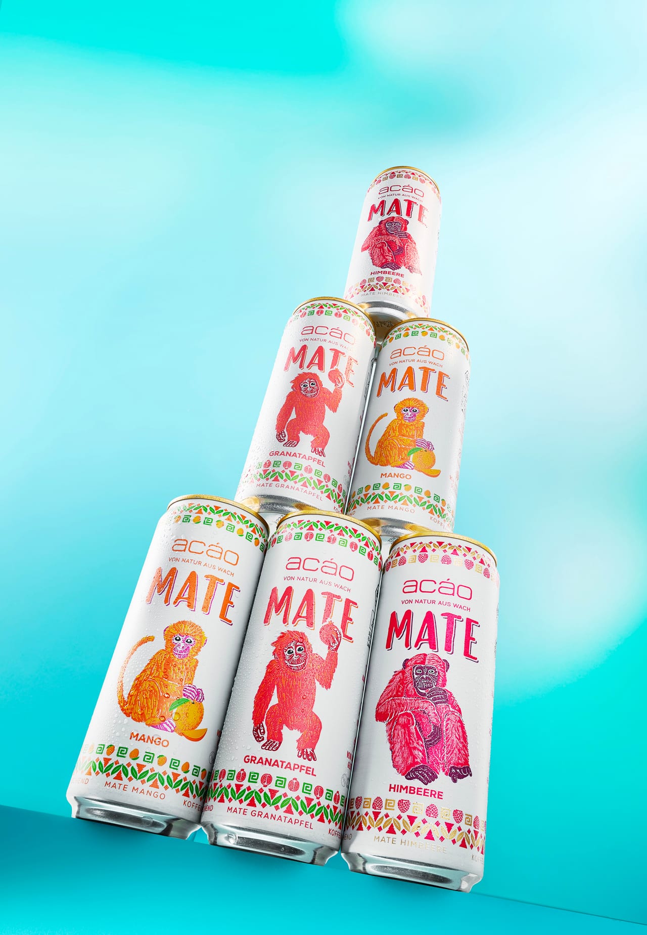 Pyramide aus Acáo-Mate-Dosen vor türkisem Hintergrund