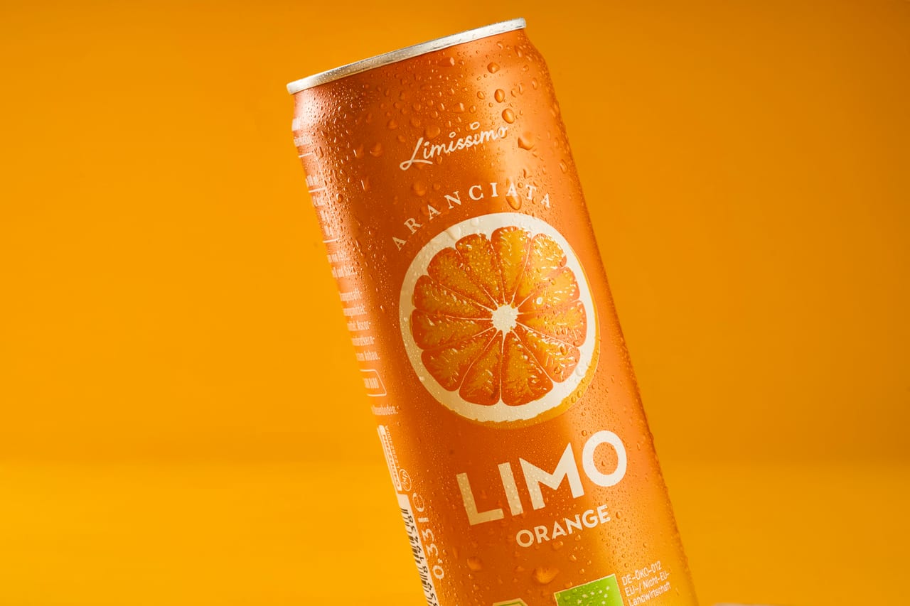 Limo-Dose Orange in Nahaufnahme vor orangem Hintergrund