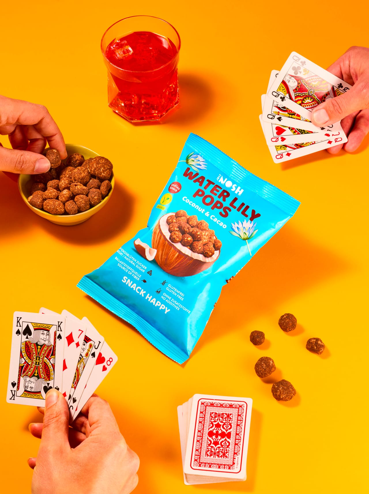 Just Nosh Snack in Nahaufnahme mit Requisiten auf farbigem Hintergrund