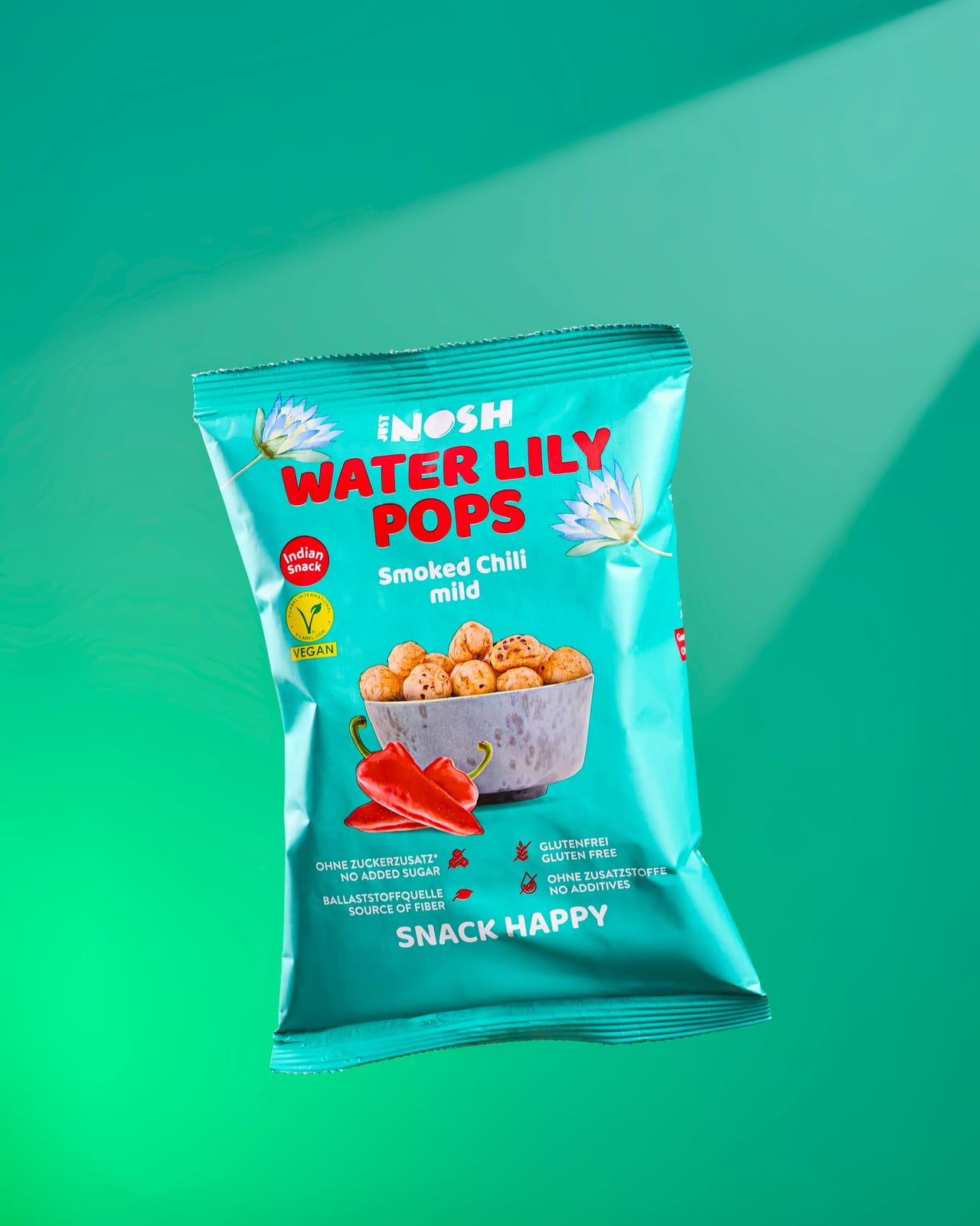 Water Lily Pops Smoked Chili Beutel vor türkisgrünem Hintergrund