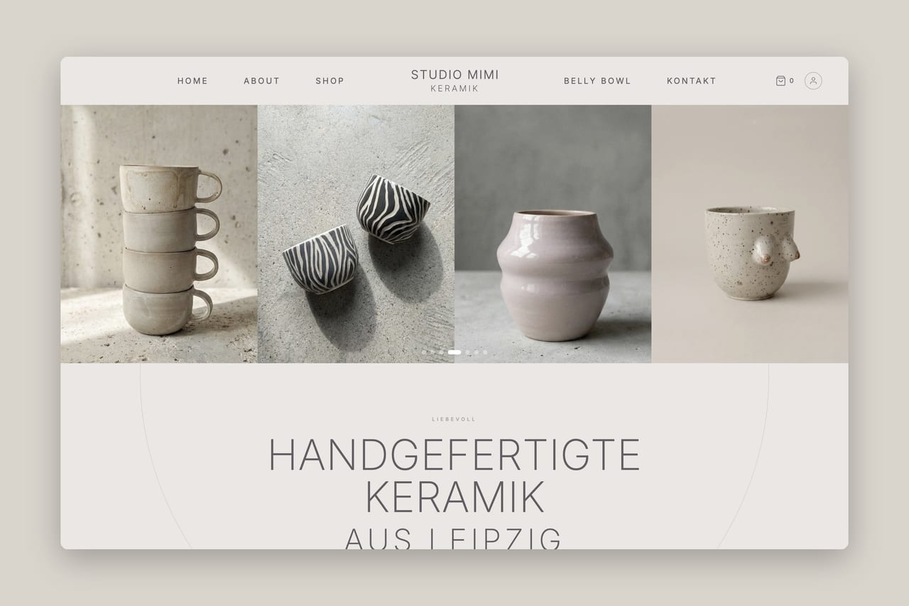 Startseite von studiomimi.de mit Keramiktassen und Vase vor Betonhintergrund