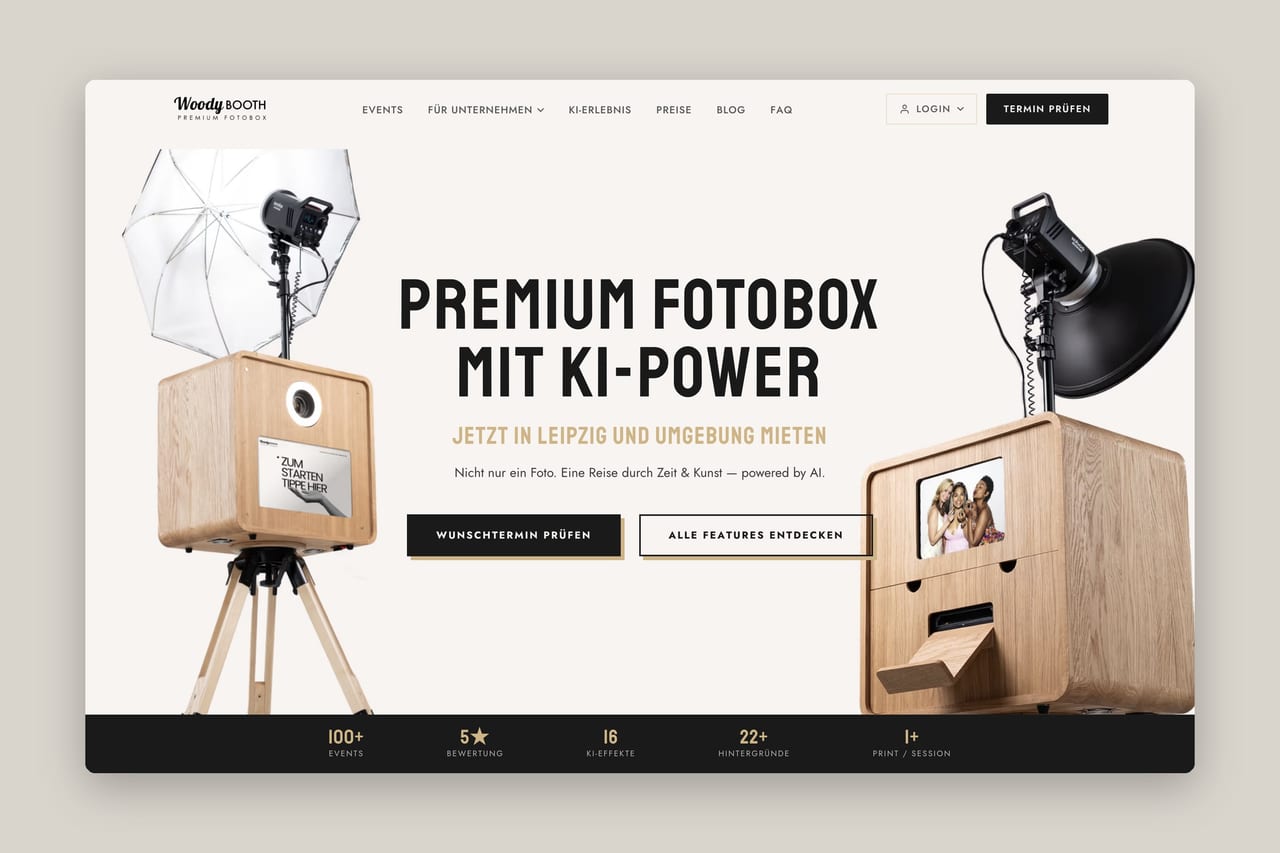 Startseite von woodybooth.de am Desktop mit Fotobox, Buchungs-Button und Kennzahlen