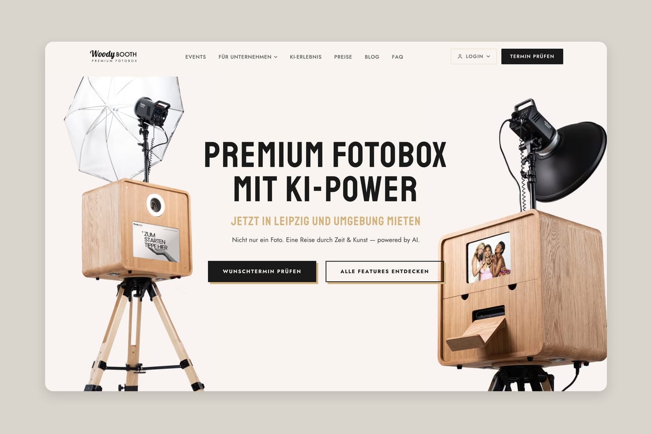 Startseite von woodybooth.de am Desktop mit Fotobox, Buchungs-Button und Kennzahlen