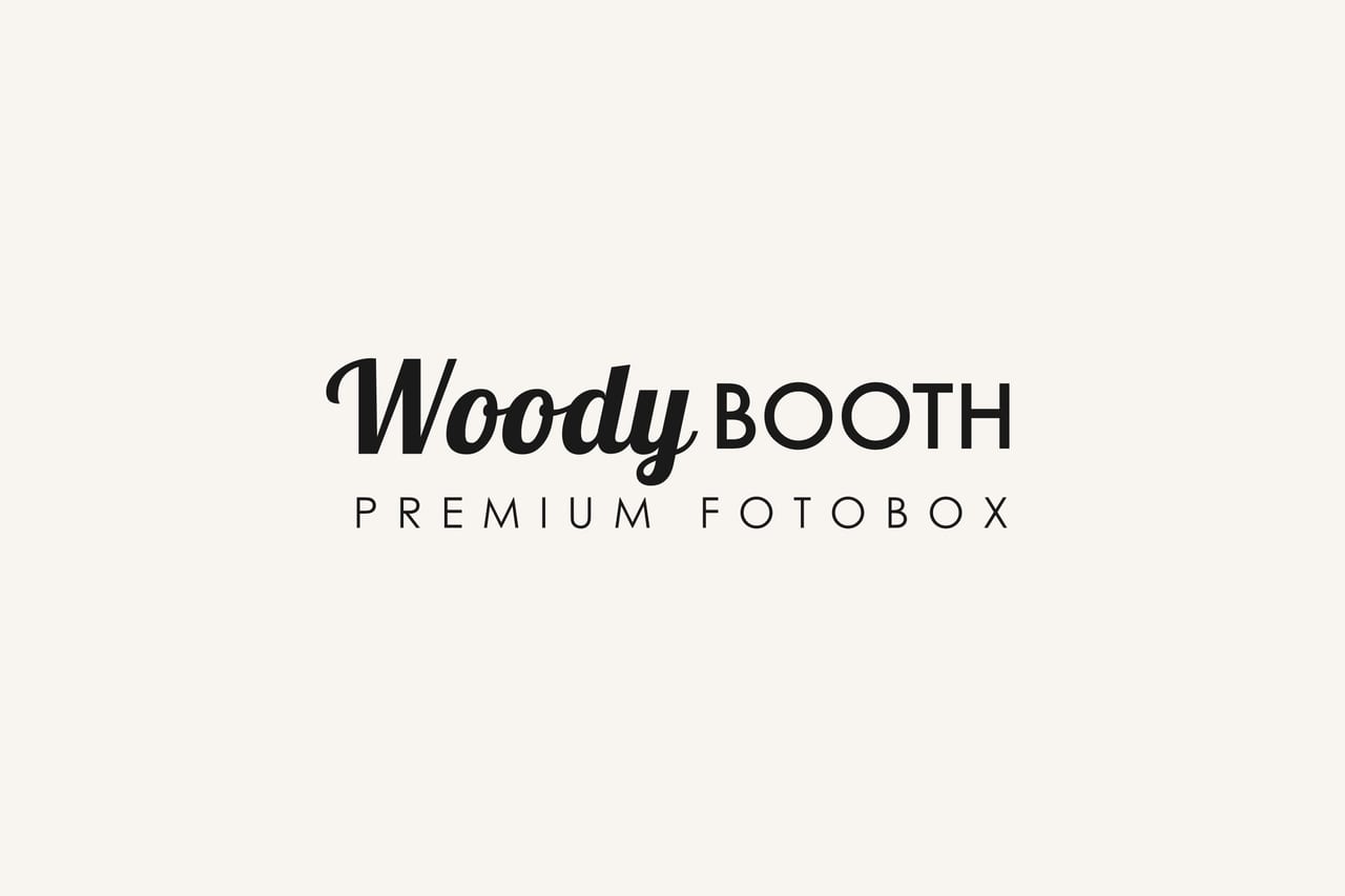 Logo von WoodyBooth: Schriftzug „Woody Booth“ mit der Zeile „Premium Fotobox“ in Schwarz auf Creme