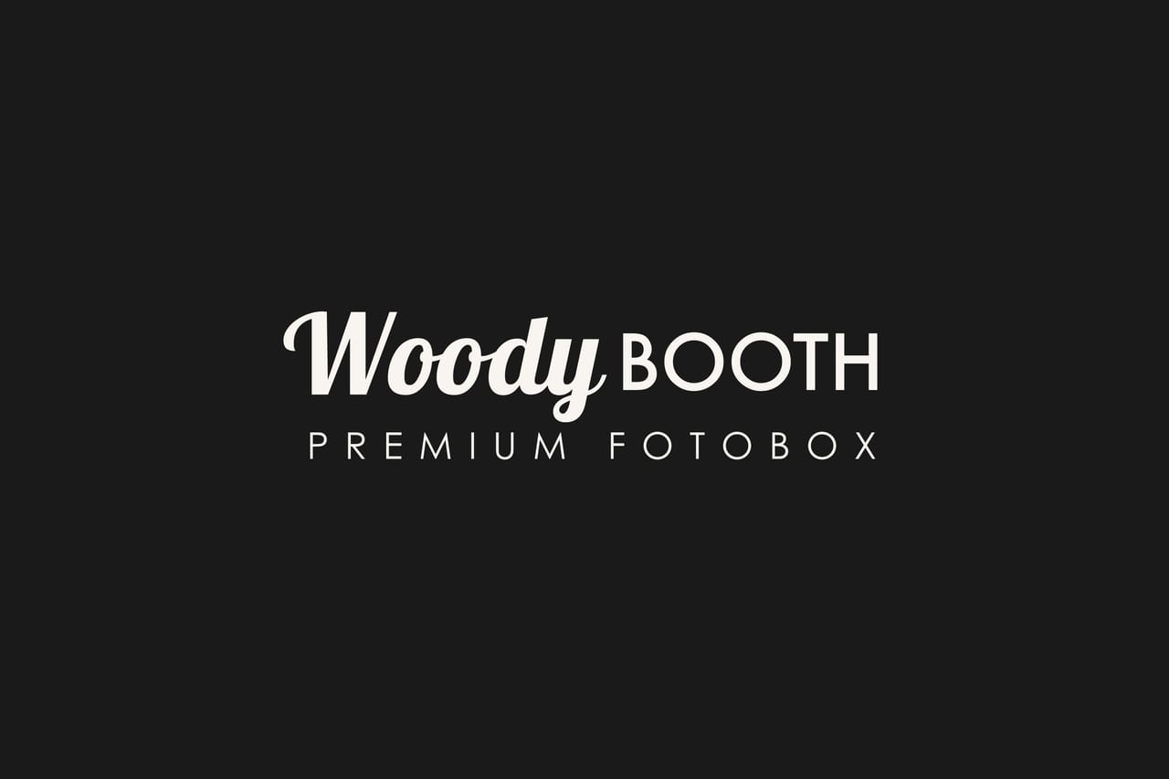 Logo von WoodyBooth in Creme auf dunklem Hintergrund