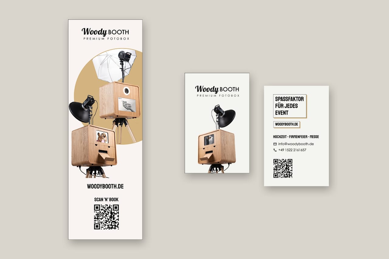 Roll-up-Banner und Visitenkarte von WoodyBooth, Vorder- und Rückseite, mit Fotobox, Kontaktdaten und QR-Code zur Buchung